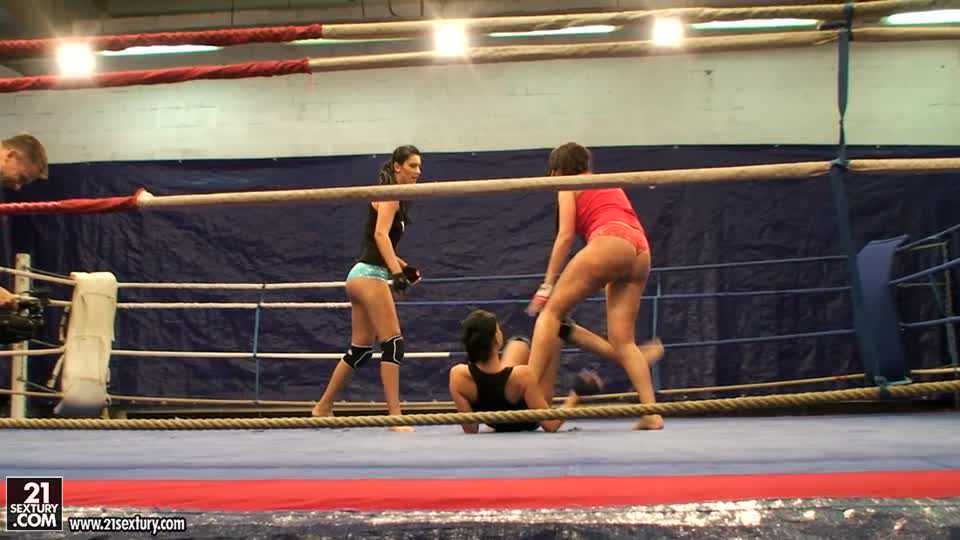 Nude Fight Club Backstage with Larissa & Diana vs Emma Butt